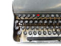 Dienst Schreibmaschine Olympia mit Runentaste auf der 5. Originallack, schwerfällige beweglichkeit da ungereinigt.