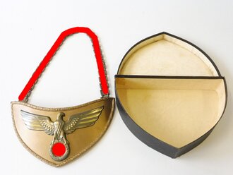 NSDAP Ringkragen für Fahnenträger in Aufbewahrungsschachtel. Leichtmetall bronzier, Hersteller M 5/6, die Kette M 1/128. Die Zugehörige Pappschachtel zum Teil mit Klebespuren