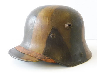 1. Weltkrieg, Stahlhelm M16 in originaler Tarnbemalung, in allen Teilen originaler Helm