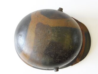 1. Weltkrieg, Stahlhelm M16 in originaler Tarnbemalung, in allen Teilen originaler Helm