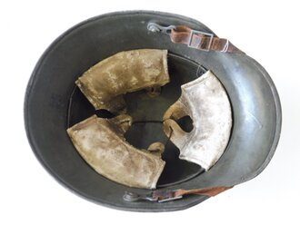 1. Weltkrieg, Stahlhelm M16 in originaler Tarnbemalung, in allen Teilen originaler Helm