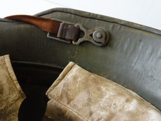 1. Weltkrieg, Stahlhelm M16 in originaler Tarnbemalung, in allen Teilen originaler Helm