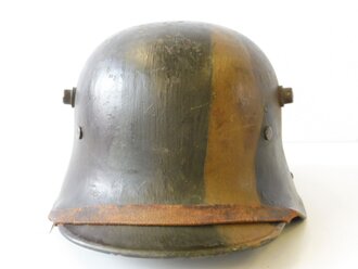 1. Weltkrieg, Stahlhelm M16 in originaler Tarnbemalung,...