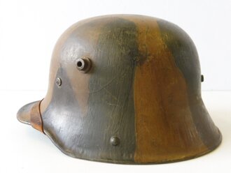 1. Weltkrieg, Stahlhelm M16 in originaler Tarnbemalung, in allen Teilen originaler Helm