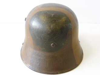 1. Weltkrieg, Stahlhelm M16 in originaler Tarnbemalung, in allen Teilen originaler Helm
