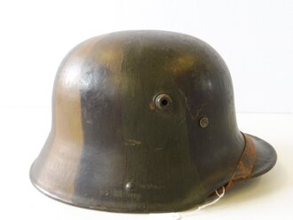 1. Weltkrieg, Stahlhelm M16 in originaler Tarnbemalung, in allen Teilen originaler Helm