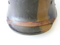 1. Weltkrieg, Stahlhelm M16 in originaler Tarnbemalung, in allen Teilen originaler Helm