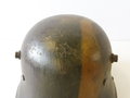 1. Weltkrieg, Stahlhelm M16 in originaler Tarnbemalung, in allen Teilen originaler Helm