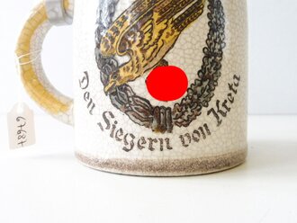 Fallschirmjäger, Halbliter Bierkrug "Den Siegern von Kreta", sowie  rückseitige Abbildung der Stadt Gardelegen. Der Besitzer hat sich einen Zinndeckel mit Luftwaffenadler montieren lassen . Gebrauchtes Stück in gutem Zustand, selten