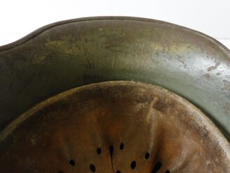 Heer, Stahlhelm alter Art, Originallack mit beiden Abzeichen. Innenfutter Aluminium zum Teil repariert, ungereinigter Helm