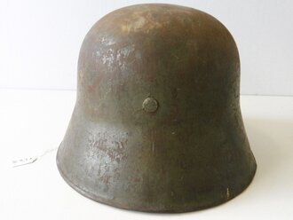 Heer, Stahlhelm alter Art, Originallack mit beiden Abzeichen. Innenfutter Aluminium zum Teil repariert, ungereinigter Helm