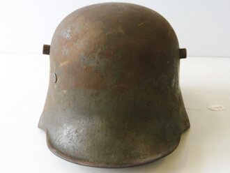 Heer, Stahlhelm alter Art, Originallack mit beiden Abzeichen. Innenfutter Aluminium zum Teil repariert, ungereinigter Helm