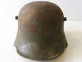 Heer, Stahlhelm alter Art, Originallack mit beiden Abzeichen. Innenfutter Aluminium zum Teil repariert, ungereinigter Helm