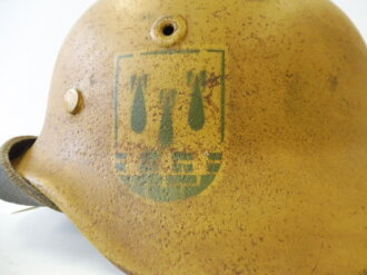 Norwegen, Deutscher Stahlhelm M40 des 2.Weltkrieges, weiterverwendet beim norwegischen Zivilschutz. Überlackierter Helm mit norwegischem Innenfutter und Kinnriemen