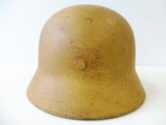 Norwegen, Deutscher Stahlhelm M40 des 2.Weltkrieges, weiterverwendet beim norwegischen Zivilschutz. Überlackierter Helm mit norwegischem Innenfutter und Kinnriemen
