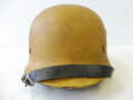 Norwegen, Deutscher Stahlhelm M40 des 2.Weltkrieges, weiterverwendet beim norwegischen Zivilschutz. Überlackierter Helm mit norwegischem Innenfutter und Kinnriemen