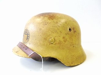 Norwegen, Deutscher Stahlhelm M40 des 2.Weltkrieges, weiterverwendet beim norwegischen Werkschutz. Überlackierter Helm mit norwegischem Innenleder und Kinnriemen