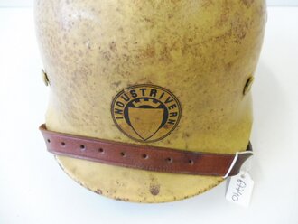 Norwegen, Deutscher Stahlhelm M40 des 2.Weltkrieges, weiterverwendet beim norwegischen Werkschutz. Überlackierter Helm mit norwegischem Innenleder und Kinnriemen