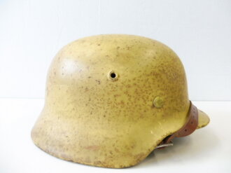 Norwegen, Deutscher Stahlhelm M40 des 2.Weltkrieges, weiterverwendet beim norwegischen Werkschutz. Überlackierter Helm mit norwegischem Innenleder und Kinnriemen