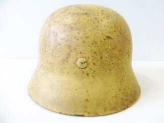 Norwegen, Deutscher Stahlhelm M40 des 2.Weltkrieges, weiterverwendet beim norwegischen Werkschutz. Überlackierter Helm mit norwegischem Innenleder und Kinnriemen