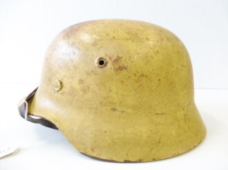 Norwegen, Deutscher Stahlhelm M40 des 2.Weltkrieges, weiterverwendet beim norwegischen Werkschutz. Überlackierter Helm mit norwegischem Innenleder und Kinnriemen