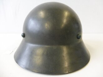 Tschechoslowakei, Stahlhelm 2. Weltkrieg Zivilschutz, Variante ohne umbördelten Rand, Originallack