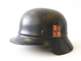 Protektorat Böhmen und Mähren, Stahlhelm Luftschutzpolizei mit beiden Abzeichen. Seltener Helm