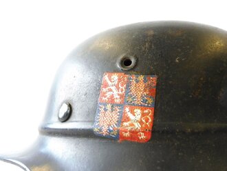 Protektorat Böhmen und Mähren, Stahlhelm Luftschutzpolizei mit beiden Abzeichen. Seltener Helm