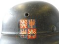 Protektorat Böhmen und Mähren, Stahlhelm Luftschutzpolizei mit beiden Abzeichen. Seltener Helm