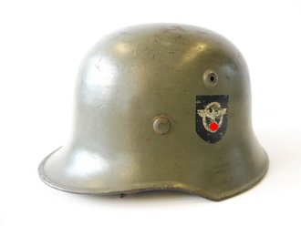 Polizei III.Reich, Stahlhelm "Parademodell" mit beiden Abzeichen. Das Wappenschild zu etwa 85%, der Adler zu etwa 70% erhalten