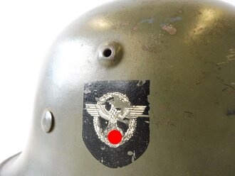 Polizei III.Reich, Stahlhelm "Parademodell" mit beiden Abzeichen. Das Wappenschild zu etwa 85%, der Adler zu etwa 70% erhalten