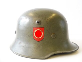 Polizei III.Reich, Stahlhelm "Parademodell" mit beiden Abzeichen. Das Wappenschild zu etwa 85%, der Adler zu etwa 70% erhalten