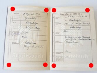 Verleihungsurkunde zum KVK. 2.Klasse 1939 für eine Marine Vorhelferin am 24. Februar 1945 mit eigenhändiger Unterschrift dse Ritterkreuzträgers Helmut Heye als Adrimal der Kleinkampfmittel-Verbände. Dazu das Arbeitsbuch und eine Erklärung