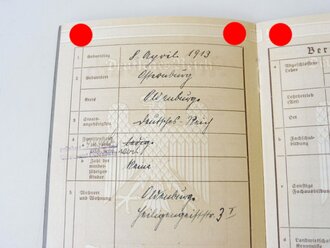 Verleihungsurkunde zum KVK. 2.Klasse 1939 für eine Marine Vorhelferin am 24. Februar 1945 mit eigenhändiger Unterschrift dse Ritterkreuzträgers Helmut Heye als Adrimal der Kleinkampfmittel-Verbände. Dazu das Arbeitsbuch und eine Erklärung