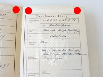 Verleihungsurkunde zum KVK. 2.Klasse 1939 für eine Marine Vorhelferin am 24. Februar 1945 mit eigenhändiger Unterschrift dse Ritterkreuzträgers Helmut Heye als Adrimal der Kleinkampfmittel-Verbände. Dazu das Arbeitsbuch und eine Erklärung