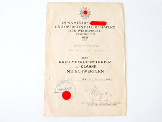 Verleihungsurkunde zum KVK. 2.Klasse 1939 für eine Marine Vorhelferin am 24. Februar 1945 mit eigenhändiger Unterschrift dse Ritterkreuzträgers Helmut Heye als Adrimal der Kleinkampfmittel-Verbände. Dazu das Arbeitsbuch und eine Erklärung