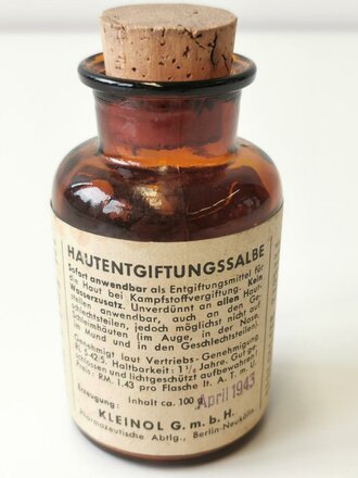 Glasflasche " Hautentgiftungssalbe" datiert 1943. Höhe 10cm