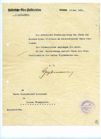 Besitzzeugnis zum Eisernen Kreuz zweiter Klasse am weißen Bande mit schwarzer Einfassung (für „daheim erworbenes Verdienst“ ) für einen Postsekretär datiert 1920, dazu das Anschreiben der Ober-Postdirektion