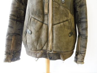 Luftwaffe, Lederjacke für fliegendes Personal, Etikett mit Reichsbetriebsnummer. Getragenenes Stück in gutem Zustand, Reissverschluss und Druckknöpfe gängig