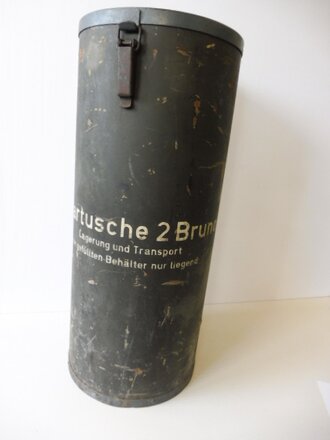 Transportbehälter für "Vorkartusche 2 Bruno N" Eisenbahngeschütz der Wehrmacht. Der Behälter aus Preßpappe im Originallack, Deckel und Boden aus Blech nachlackiert. Durchmesser 35cm, Höhe 84cm