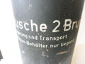 Transportbehälter für "Vorkartusche 2 Bruno N" Eisenbahngeschütz der Wehrmacht. Der Behälter aus Preßpappe im Originallack, Deckel und Boden aus Blech nachlackiert. Durchmesser 35cm, Höhe 84cm