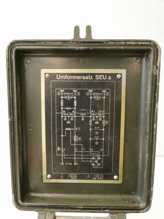 Sendeempfängereinankerumformer SEUa  datiert 1940. Originallack, mit dem seltenen Montagerahmen, dieser ebenfalls original lackiert. Verwendung für Fusprech a, d & f. , Funktion nicht geprüft.