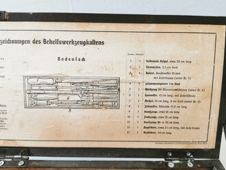 Behelfswerkzeugkasten Wehrmacht, die Schrauben der Deckelscharniere neuzeitlich ergänzt, Deckel schiesst nicht ganz,  sonst sehr guter Zustand aber nicht 100% komplett.