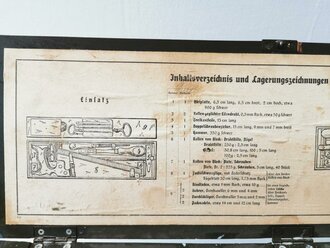 Behelfswerkzeugkasten Wehrmacht, die Schrauben der Deckelscharniere neuzeitlich ergänzt, Deckel schiesst nicht ganz,  sonst sehr guter Zustand aber nicht 100% komplett.