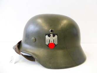 Heer, Stahlhelm M35 mit beiden Abzeichen. Apfelgrüner, leicht gedunkelter Originallack, der Adler zu 95%, das Wappen zu 90% erhalten. ET64