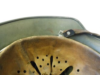 Heer, Stahlhelm M35 mit beiden Abzeichen. Apfelgrüner, leicht gedunkelter Originallack, der Adler zu 95%, das Wappen zu 90% erhalten. ET64