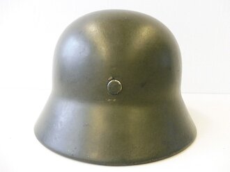 Heer, Stahlhelm M35 mit beiden Abzeichen. Apfelgrüner, leicht gedunkelter Originallack, der Adler zu 95%, das Wappen zu 90% erhalten. ET64