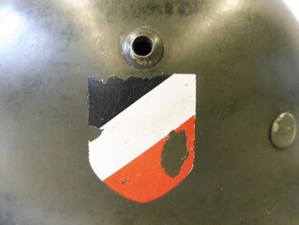 Heer, Stahlhelm M35 mit beiden Abzeichen. Apfelgrüner, leicht gedunkelter Originallack, der Adler zu 95%, das Wappen zu 90% erhalten. ET64