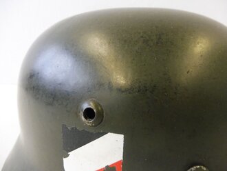 Heer, Stahlhelm M35 mit beiden Abzeichen. Apfelgrüner, leicht gedunkelter Originallack, der Adler zu 95%, das Wappen zu 90% erhalten. ET64