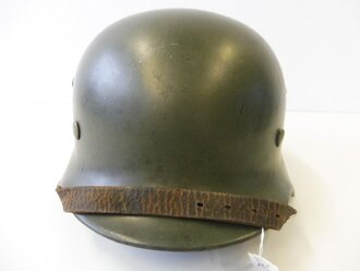 Heer, Stahlhelm M35 mit beiden Abzeichen. Apfelgrüner, leicht gedunkelter Originallack, der Adler zu 95%, das Wappen zu 90% erhalten. ET64